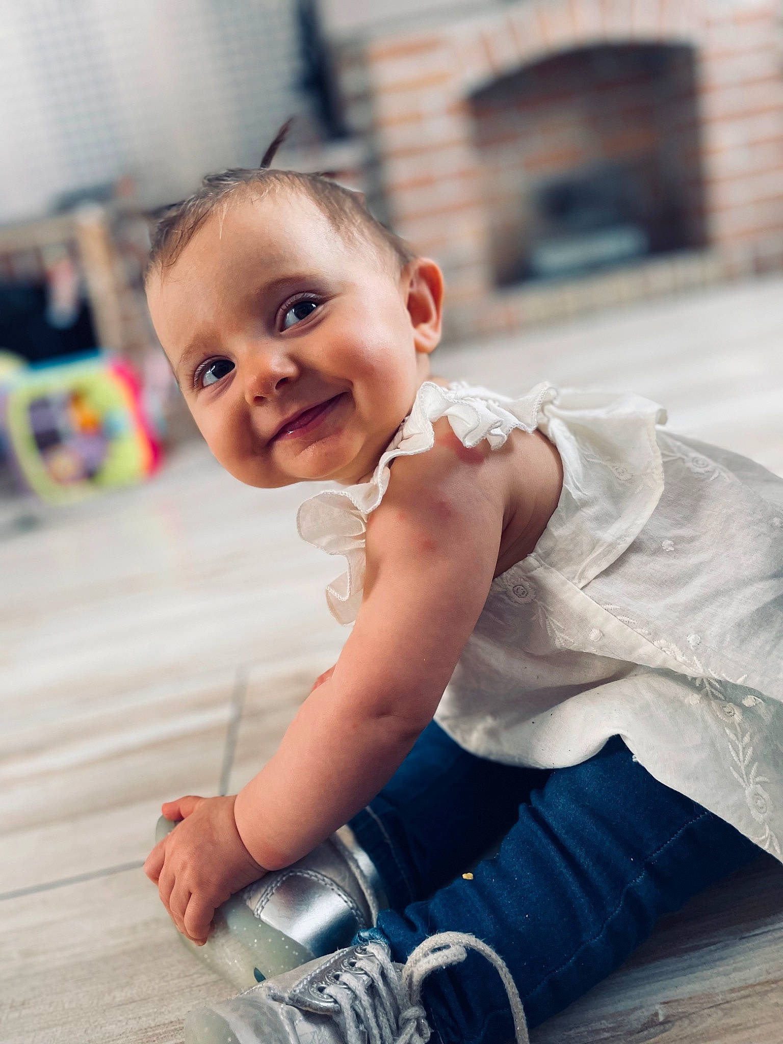 Soline participe au concours pour gagner de l'argent avec cette photo : baby, baby_products, baby_toddler_clothing, camera, child, dress, eye, flash_photography, flooring, fun, happy, joy, person, photo_shoot, portrait_photography, recreation, sitting, skin, smile, t_shirt