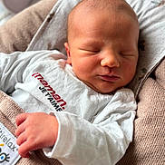 Noé a rejoint le concours — aidez-le/la à gagner de superbes lots ! baby, babywear, blanket, child, closeup, clothing, cozy, cute, face, hand, indoors, infant, newborn, peaceful, portrait, relax, resting, skin, sleeping, soft