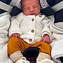 Noé a rejoint le concours — aidez-le/la à gagner de superbes lots ! baby, bear_design, blanket, booties, car_seat, child, clothing, comfort, cozy, cute, indoors, infant, knitted_sweater, mustard_pants, newborn, portrait, resting, seatbelt, sleeping, soft
