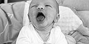 Noé a rejoint le concours — aidez-le/la à gagner de superbes lots ! baby, black_and_white, blanket, child, clothing, cozy, cute, expression, face, hands, head, indoor, infant, mouth_open, newborn, portrait, skin, sleepwear, soft, tongue_out