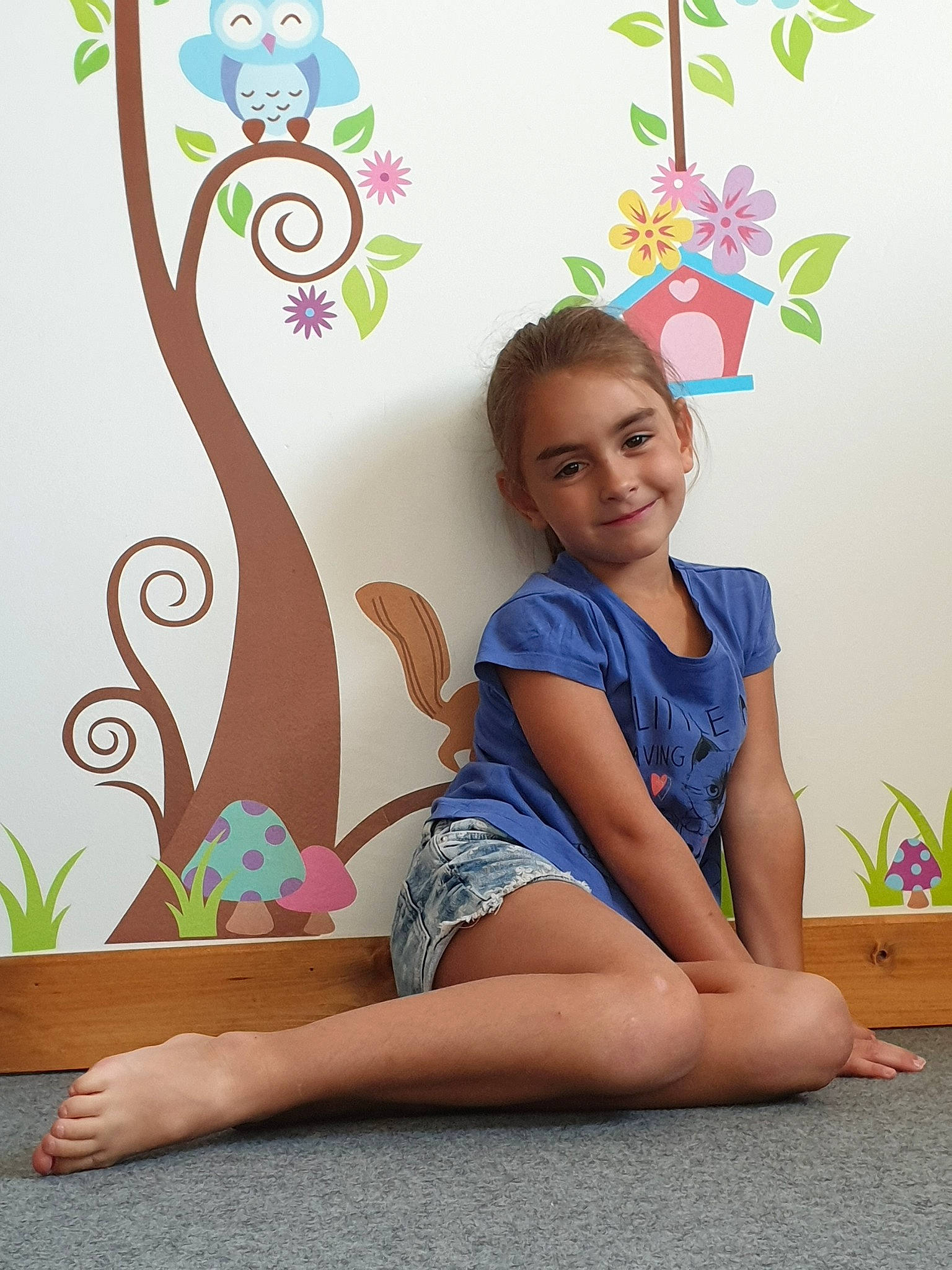 Louane participe au concours pour gagner de l'argent avec cette photo : barefoot, child, happy, joy, leg, person, plant, room, sitting, thigh, toddler