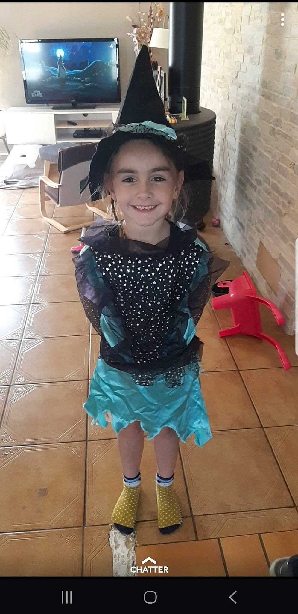 Louane a rejoint le concours — aidez-le/la à gagner de superbes lots ! child, clothing, costume, fashion_accessory, hat, headgear, joy, person, smile, toddler