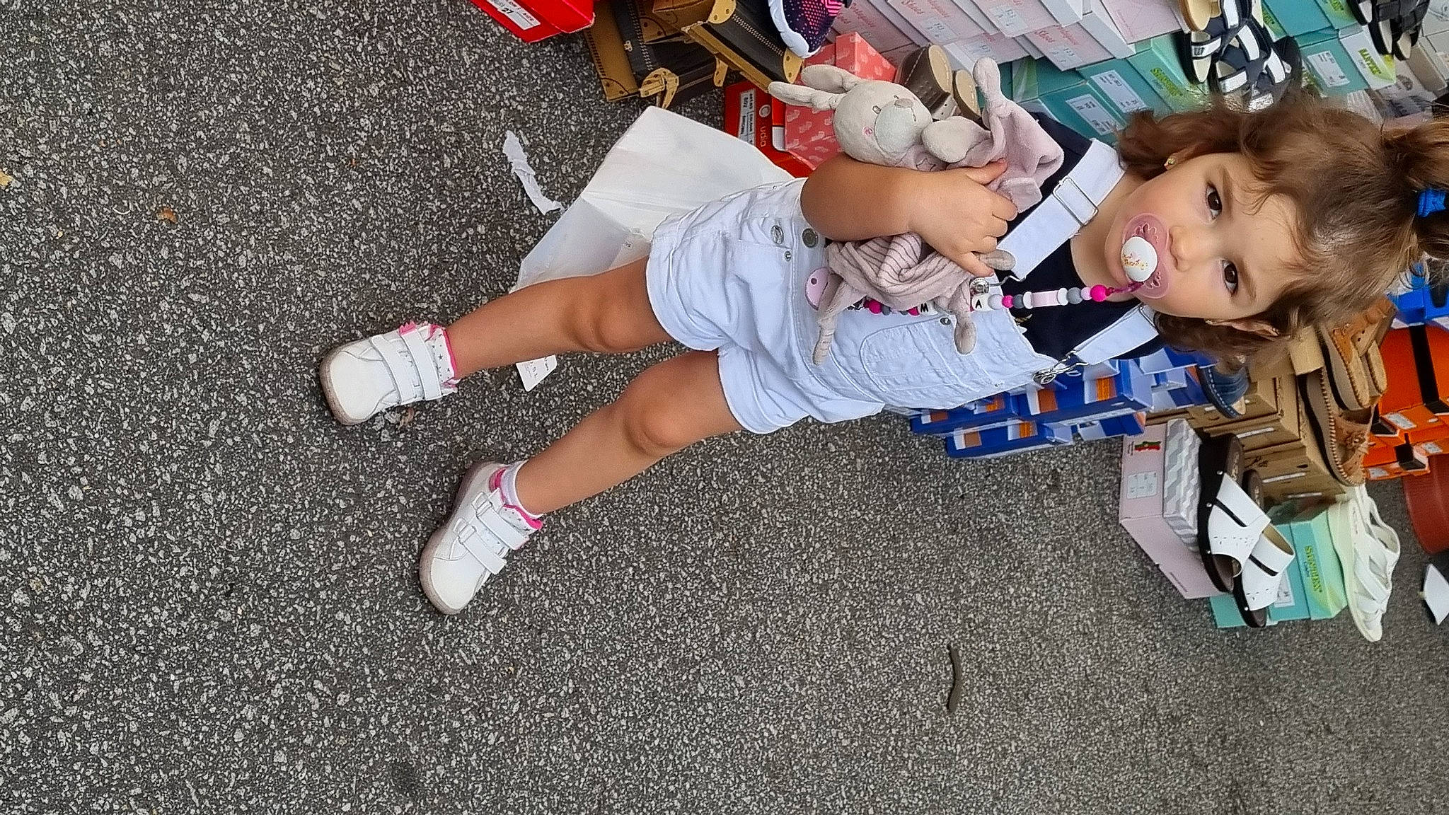 Mya a rejoint le concours — aidez-le/la à gagner de superbes lots ! baby_toddler_clothing, boot, calf, carmine, event, foot, hat, human_leg, knee, lap, leg, leisure, pattern, person, sandal, shorts, sneakers, sock, sportswear, thigh