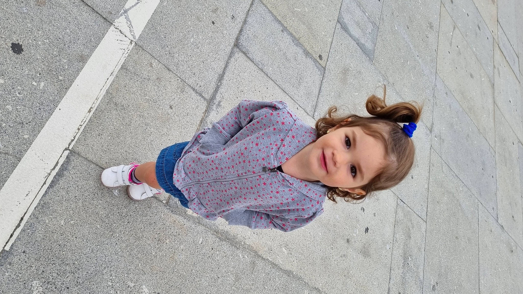 Mya participe au concours pour gagner de l'argent avec cette photo : asphalt, bangs, child, city, concrete, denim, electric_blue, eyewear, flooring, foot, fun, grass, human_leg, joy, pattern, person, road_surface, sidewalk, sitting, street_fashion