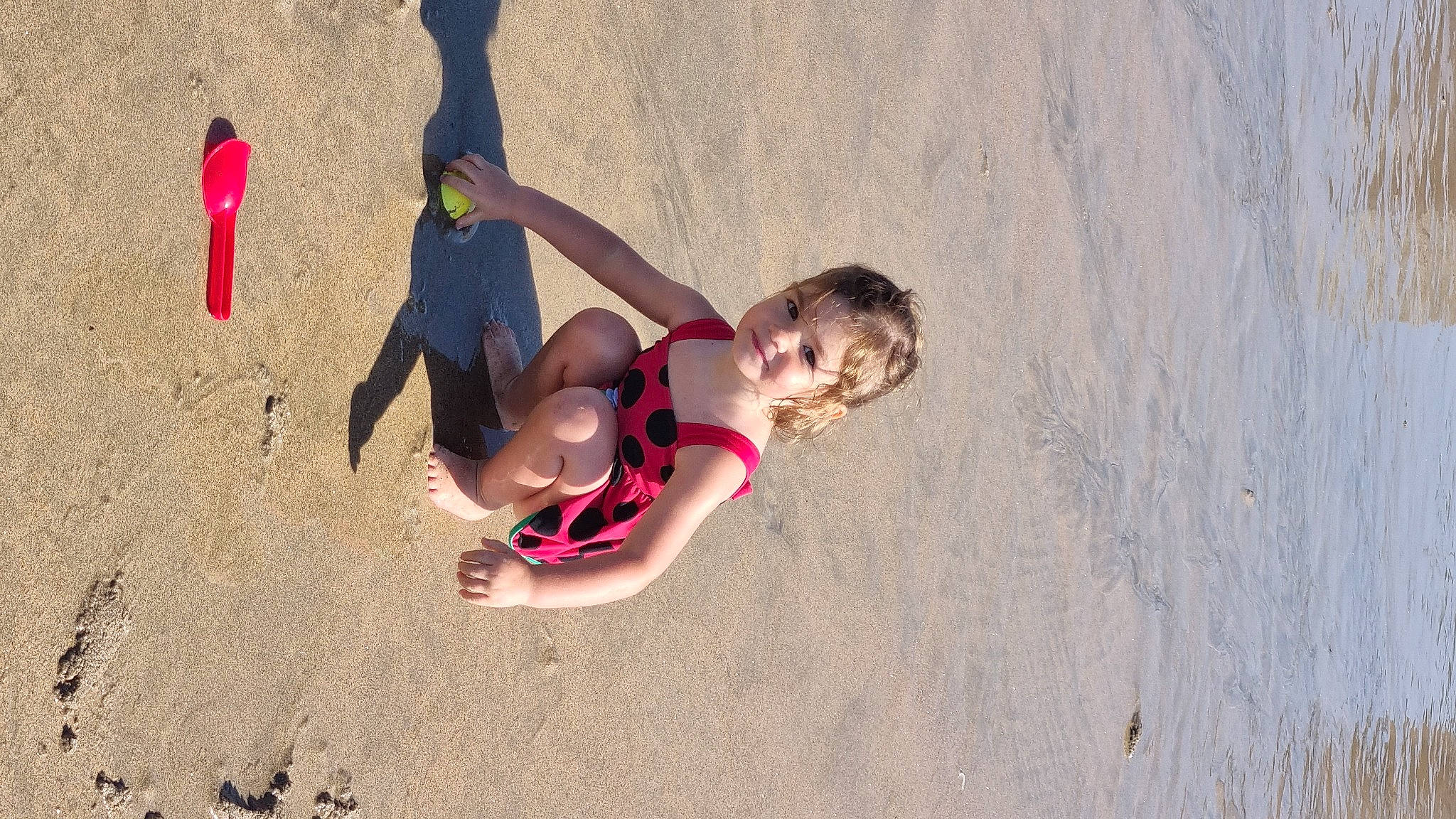 Mya a rejoint le concours — aidez-le/la à gagner de superbes lots ! adventure, arm, beach, body_of_water, child, elbow, fun, happy, landscape, leg, leisure, people_in_nature, person, recreation, sand, shadow, shorts, thigh, toddler, tree