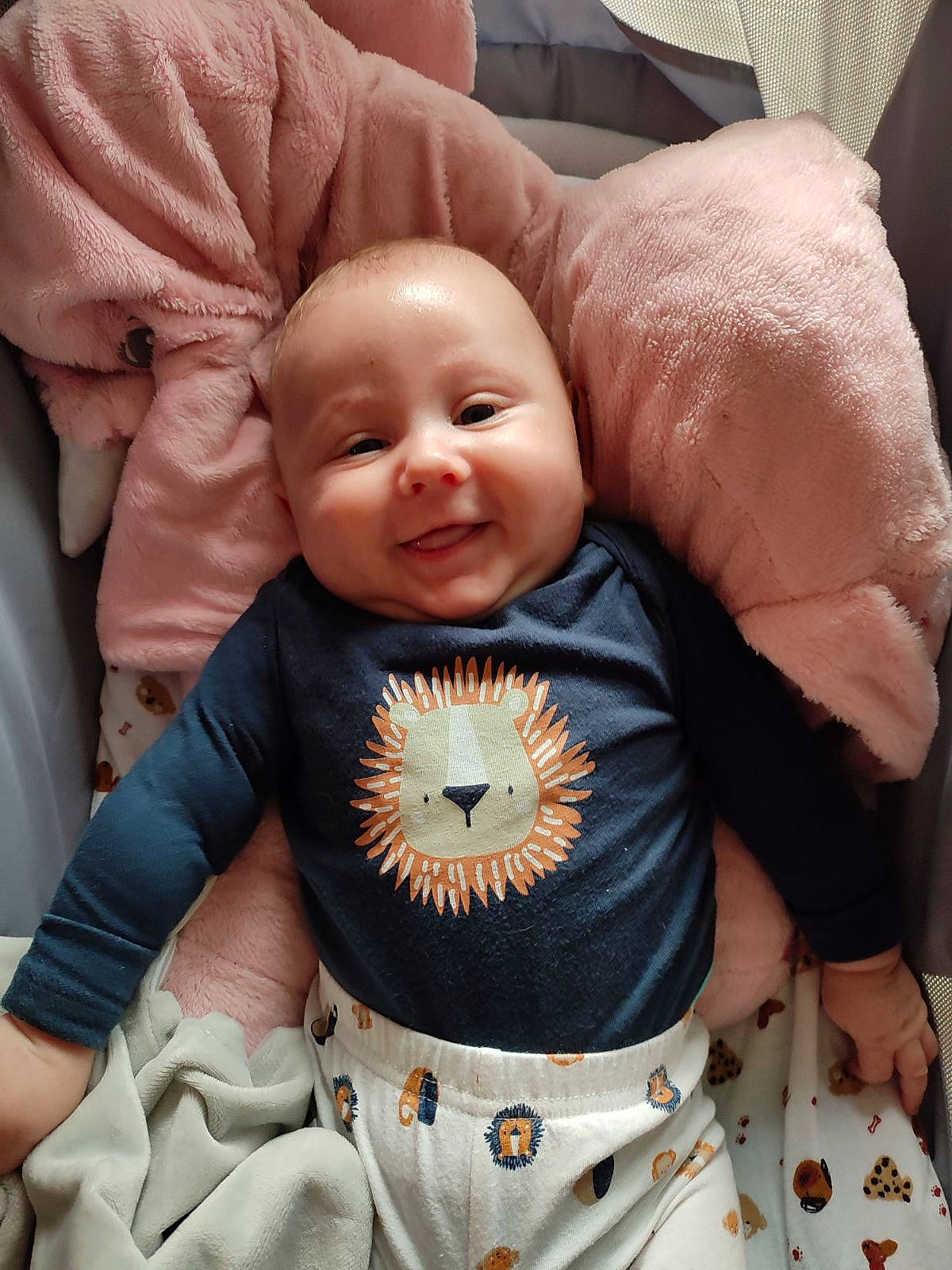 Manao participe au concours pour gagner de l'argent avec cette photo : baby, baby_products, baby_toddler_clothing, cheek, collar, comfort, eye, face, happy, head, joy, mouth, outerwear, person, product, skin, sleeve, smile, t_shirt, textile