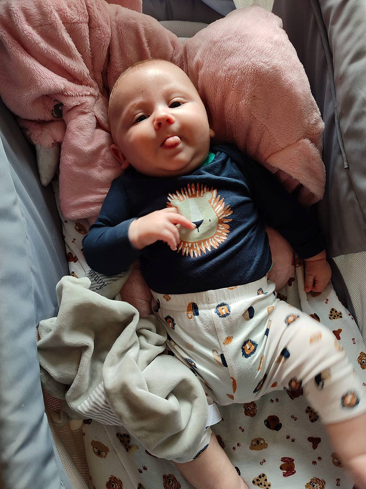 Manao a rejoint le concours — aidez-le/la à gagner de superbes lots ! baby, baby_products, baby_toddler_clothing, cheek, child, comfort, facial_expression, foot, happy, human, linens, pattern, person, pink, sitting, skin, sleeve, smile, textile, thigh