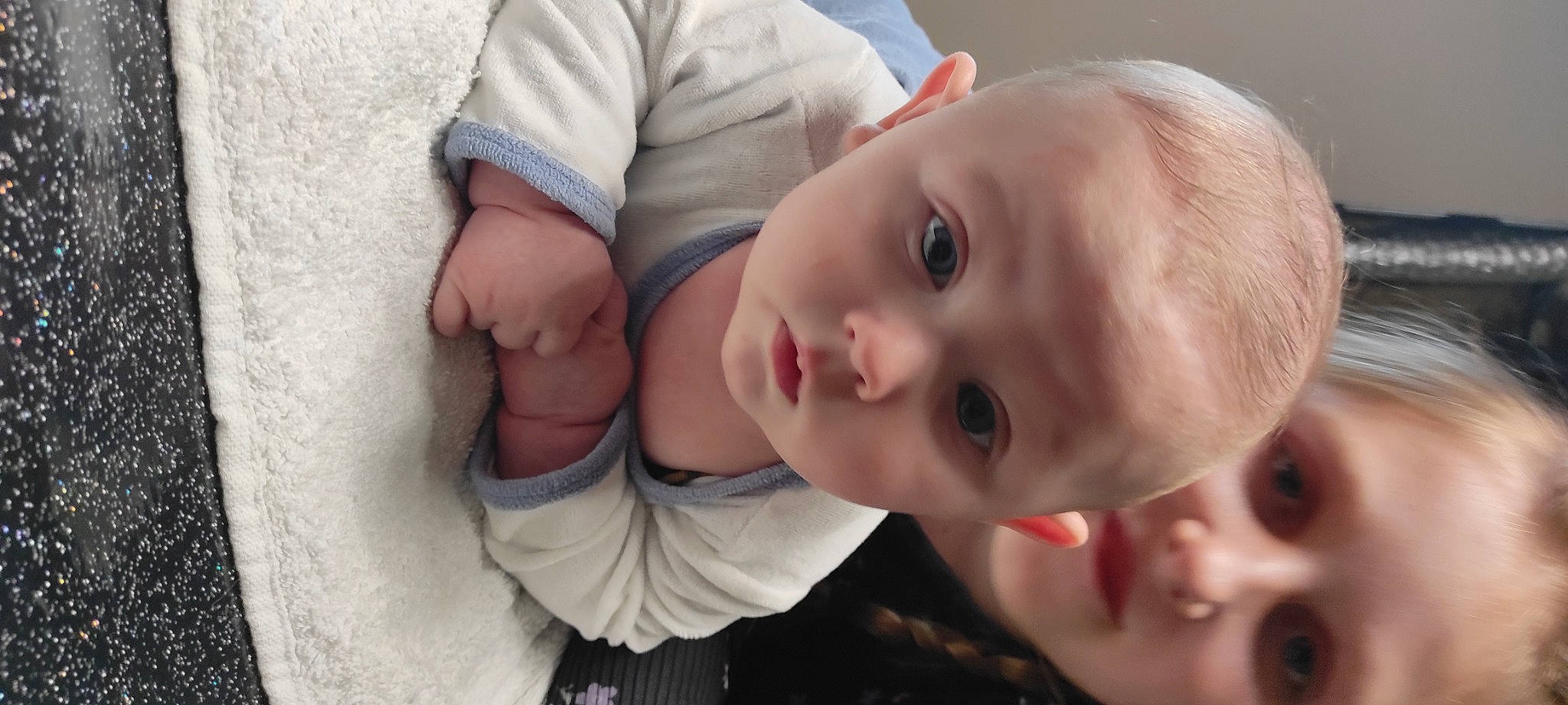 Manao a rejoint le concours — aidez-le/la à gagner de superbes lots ! baby, baby_toddler_clothing, blond, cheek, child, comfort, eyebrow, eyelash, flash_photography, grass, happy, human_body, iris, lip, mouth, nose, person, skin, sleeve, smile