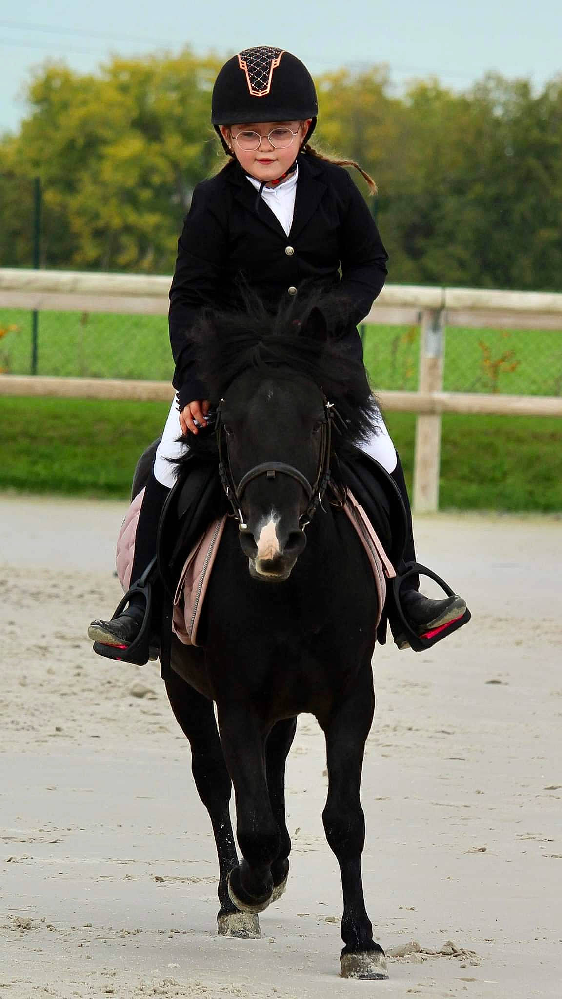 Inès a rejoint le concours — aidez-le/la à gagner de superbes lots ! bit, bridle, english_pleasure, english_riding, equestrian_helmet, equestrian_sport, equestrianism, eventing, headwear, helmet, horse, horse_supplies, horse_tack, jockey, mane, pack_animal, person, personal_protective_equipment, rein, riding_boot