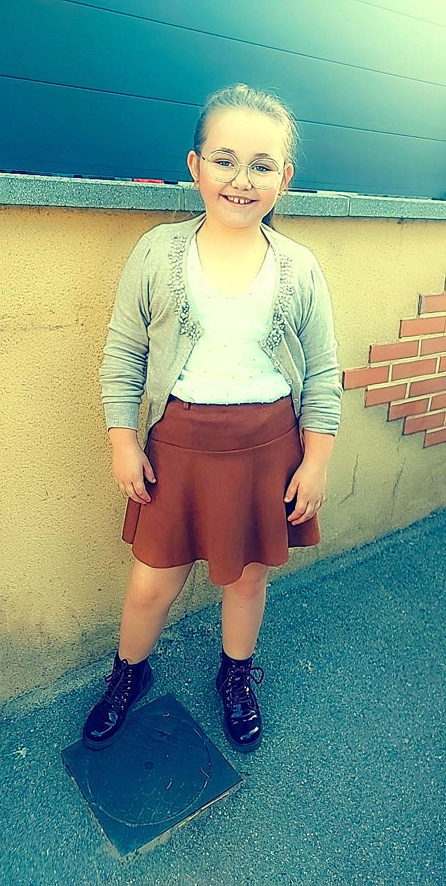 Inès a rejoint le concours — aidez-le/la à gagner de superbes lots ! active_shorts, arm, blue, cool, denim, electric_blue, hair, happy, human_body, jersey, joy, knee, leg, person, school_uniform, shorts, sleeve, sportswear, standing, t_shirt