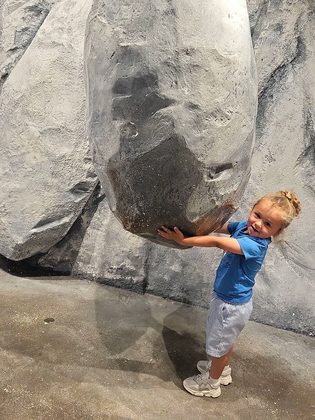 Arés participe au concours pour gagner de l'argent avec cette photo : adventure, bedrock, erosion, fault, formation, fun, happy, joy, landscape, leg, leisure, outcrop, people_in_nature, person, recreation, rock, sand, shadow, shorts, sport_climbing