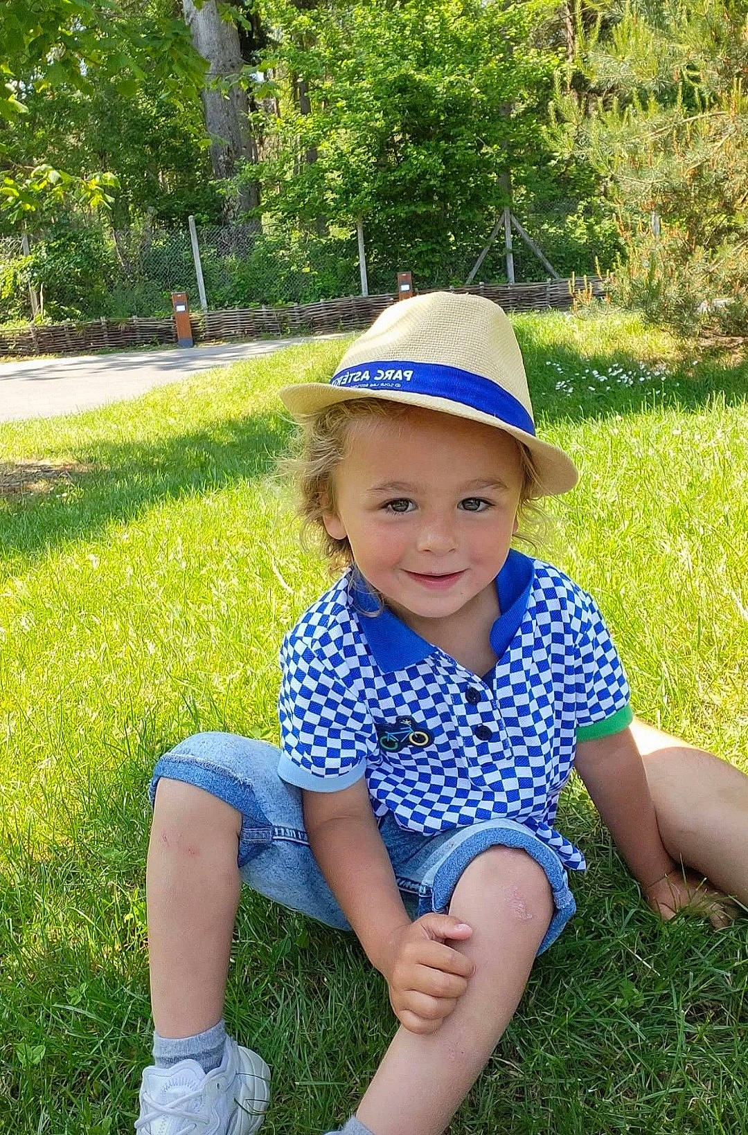 Arés participe au concours pour gagner de l'argent avec cette photo : baby_toddler_clothing, baseball_cap, botany, cap, electric_blue, fun, grass, happy, hat, headgear, headwear, joy, leaf, leisure, meadow, people_in_nature, person, plant, smile, summer