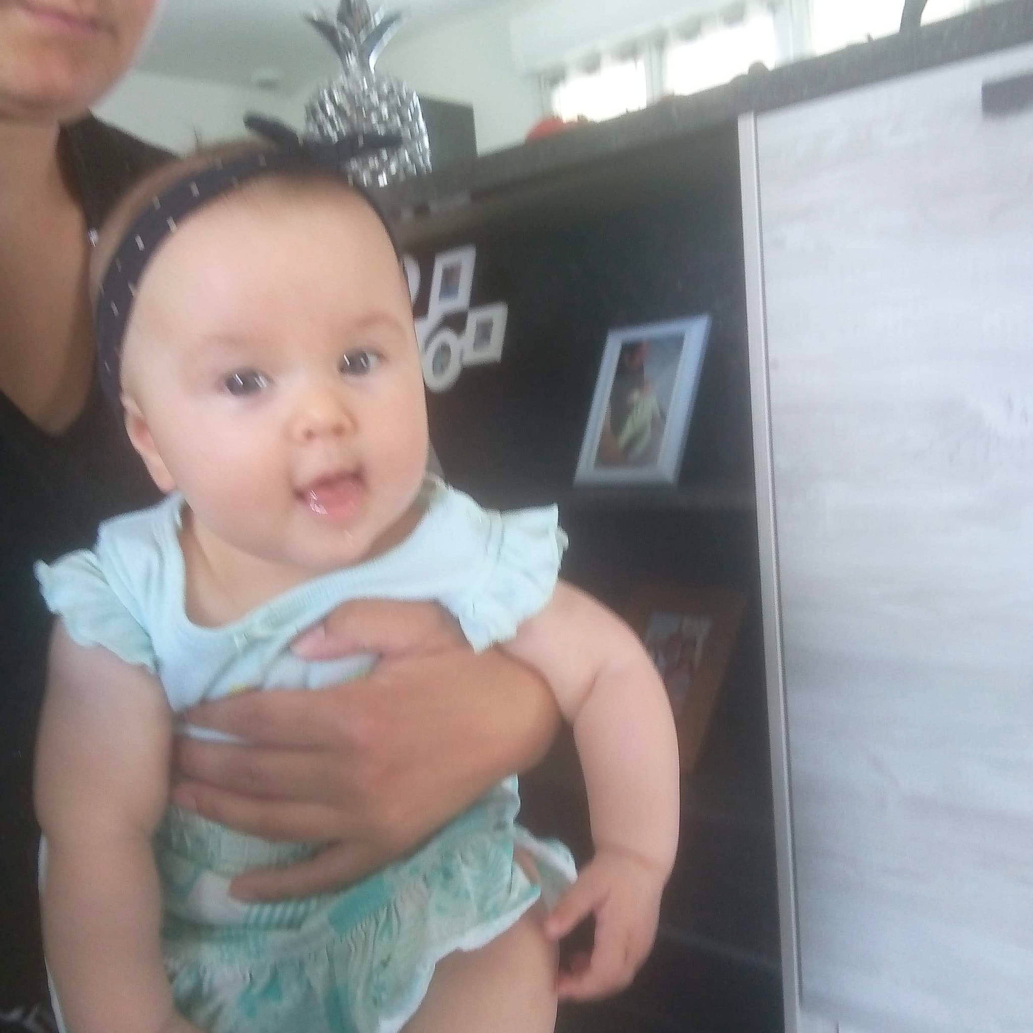 Nova a rejoint le concours — aidez-le/la à gagner de superbes lots ! baby, baby_toddler_clothing, cheek, chin, ear, elbow, eyebrow, eyelash, fun, gesture, happy, iris, mouth, nose, person, shoulder, sleeve, standing, thumb, toddler