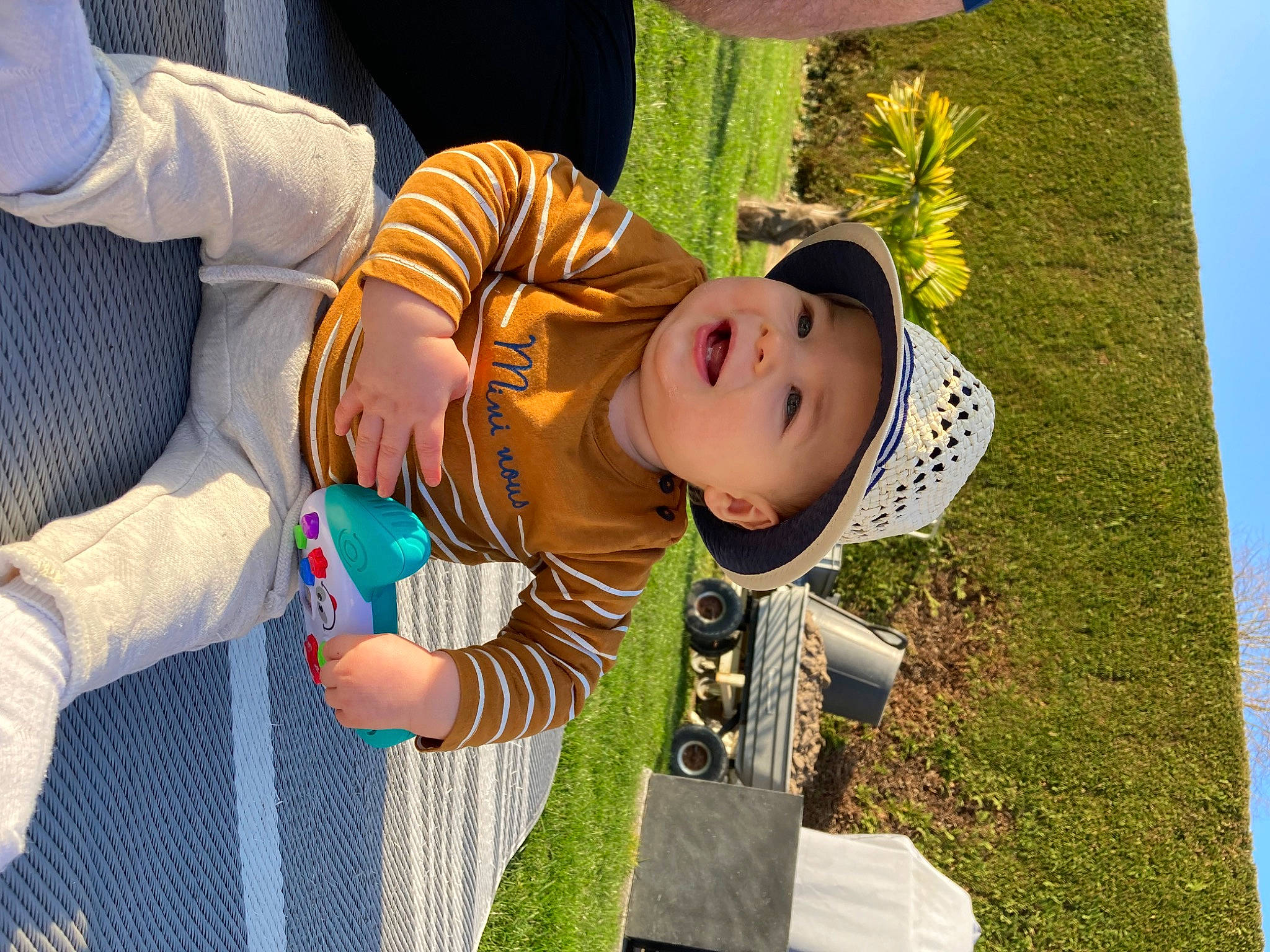 Paul a rejoint le concours — aidez-le/la à gagner de superbes lots ! baby, baby_products, baby_toddler_clothing, child, event, fun, grass, green, happy, hat, headwear, lawn, leisure, people_in_nature, person, plant, play, recreation, sitting, smile