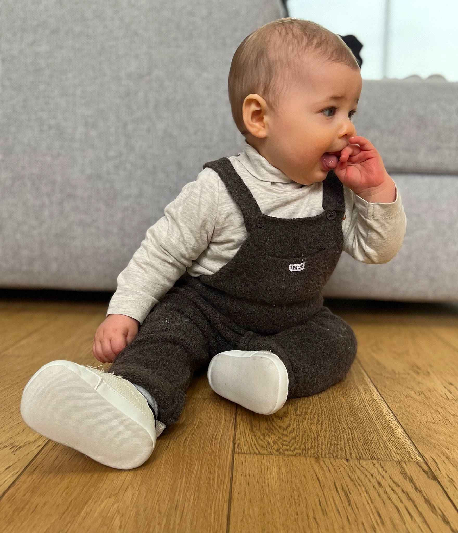 Paul a rejoint le concours — aidez-le/la à gagner de superbes lots ! baby, baby_toddler_clothing, comfort, dress, face, finger, floor, flooring, grey, happy, hardwood, human_leg, joint, laminate_flooring, leg, person, skin, sleeve, t_shirt, toddler
