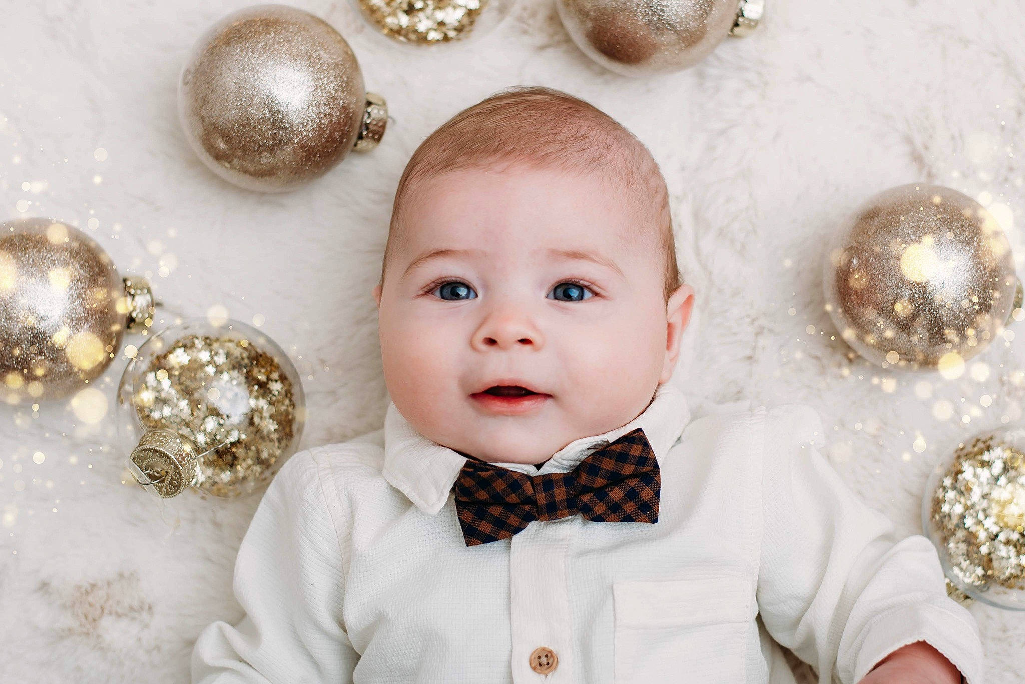 Paul participe au concours pour gagner de l'argent avec cette photo : baby, baby_toddler_clothing, beauty, bow_tie, child, christmas_decoration, christmas_ornament, collar, dress, event, happy, holiday_ornament, jewellery, ornament, person, sleeve, smile, textile, toddler, toy