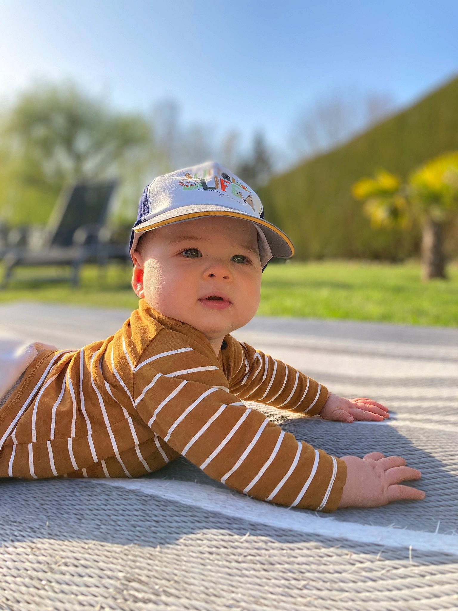 Paul a rejoint le concours — aidez-le/la à gagner de superbes lots ! asphalt, baby, baby_toddler_clothing, baseball_cap, cap, flash_photography, flooring, grass, happy, hat, headgear, headwear, landscape, leisure, person, plant, recreation, sky, sleeve, toddler