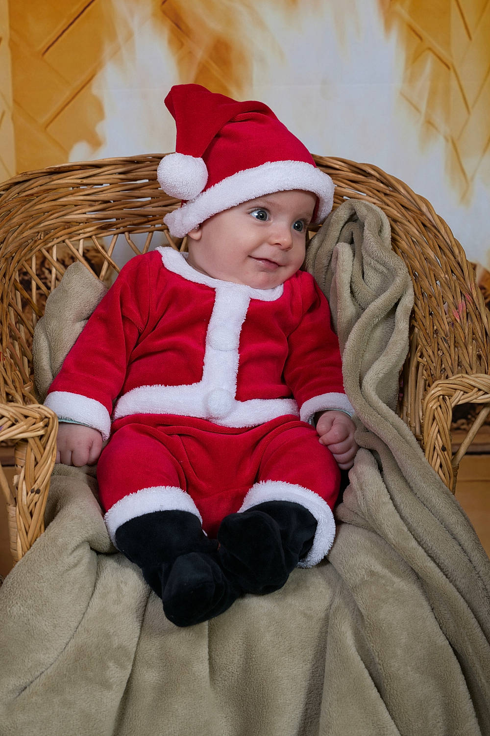 Kaïs a rejoint le concours — aidez-le/la à gagner de superbes lots ! baby, baby_toddler_clothing, cap, child, christmas, christmas_decoration, comfort, event, eye, fun, fur, fur_clothing, happy, headwear, holiday, joy, lap, person, sitting, sleeve