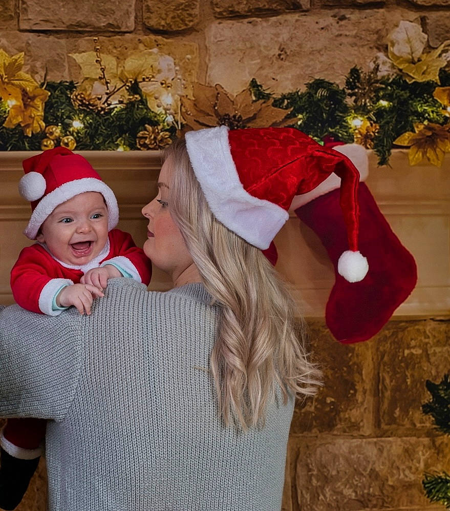 Kaïs participe au concours pour gagner de l'argent avec cette photo : baby, cap, christmas, christmas_eve, costume, costume_hat, event, fashion_accessory, fur, happy, hat, headgear, headwear, holiday, leaf, person, plant, red, santa_claus, smile