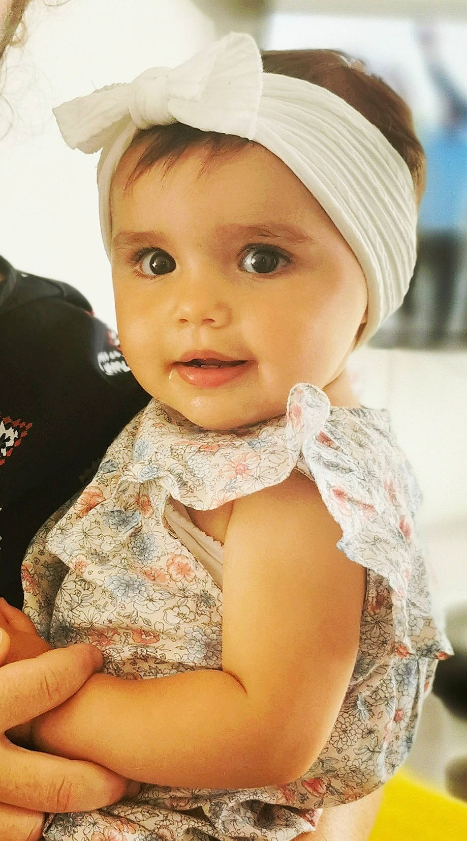 Louize a rejoint le concours — aidez-le/la à gagner de superbes lots ! baby, baby_toddler_clothing, beauty, cap, child, dress, eye, eyebrow, eyelash, face, fashion_accessory, happy, hat, head, headgear, headwear, lip, people, person, skin