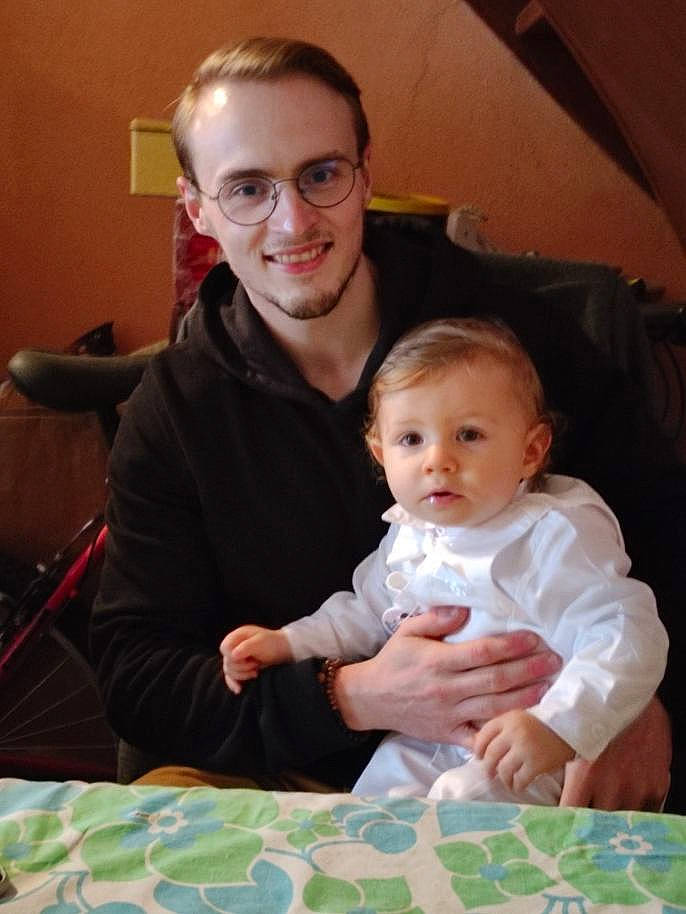 Angel a rejoint le concours — aidez-le/la à gagner de superbes lots ! baby, baby_toddler_clothing, chair, cheek, child, comfort, event, finger, fun, glasses, happy, iris, joy, lap, people, person, sharing, skin, smile, table