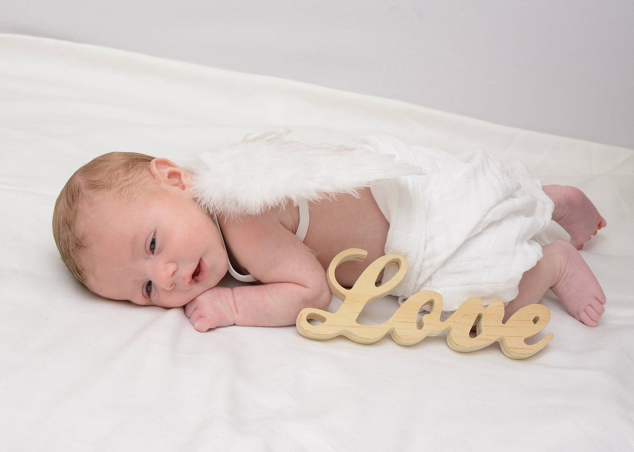 Angel a rejoint le concours — aidez-le/la à gagner de superbes lots ! baby, baby_products, baby_sleeping, baby_toddler_clothing, bedding, child, comfort, fashion_accessory, flooring, font, fur, hand, happy, headgear, linens, person, skin, sleeve, textile, toddler