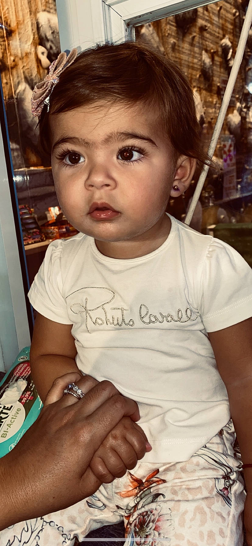 Claire participe au concours pour gagner de l'argent avec cette photo : arm, cheek, chin, eye, eyebrow, eyelash, facial_expression, finger, forehead, gesture, hairstyle, happy, iris, lip, mouth, neck, nose, organ, person, skin