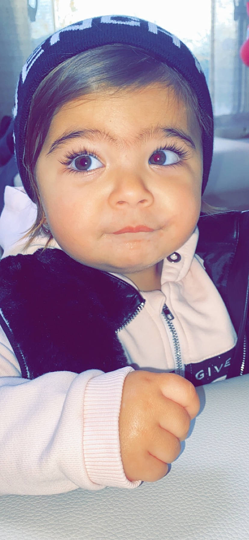 Claire participe au concours pour gagner de l'argent avec cette photo : black_hair, cheek, chin, ear, eye, eyebrow, eyelash, finger, forehead, gesture, hair, happy, iris, jaw, lip, mouth, neck, nose, person, skin