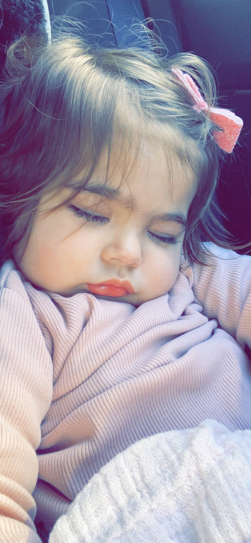 Claire participe au concours pour gagner de l'argent avec cette photo : black_hair, cheek, chin, eyebrow, eyelash, facial_expression, forehead, hair, hairstyle, hand, happy, human_body, iris, lip, mouth, neck, nose, person, pink, skin