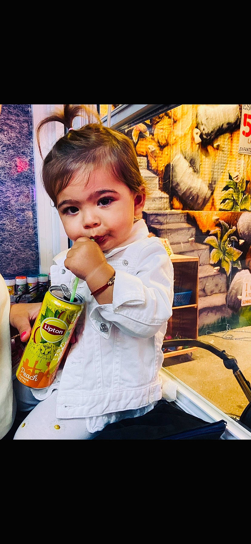 Claire participe au concours pour gagner de l'argent avec cette photo : baby, bottle, child, drink, drinking, fun, happy, leisure, person, plant, plastic_bottle, recreation, room, sitting, toddler, vacation