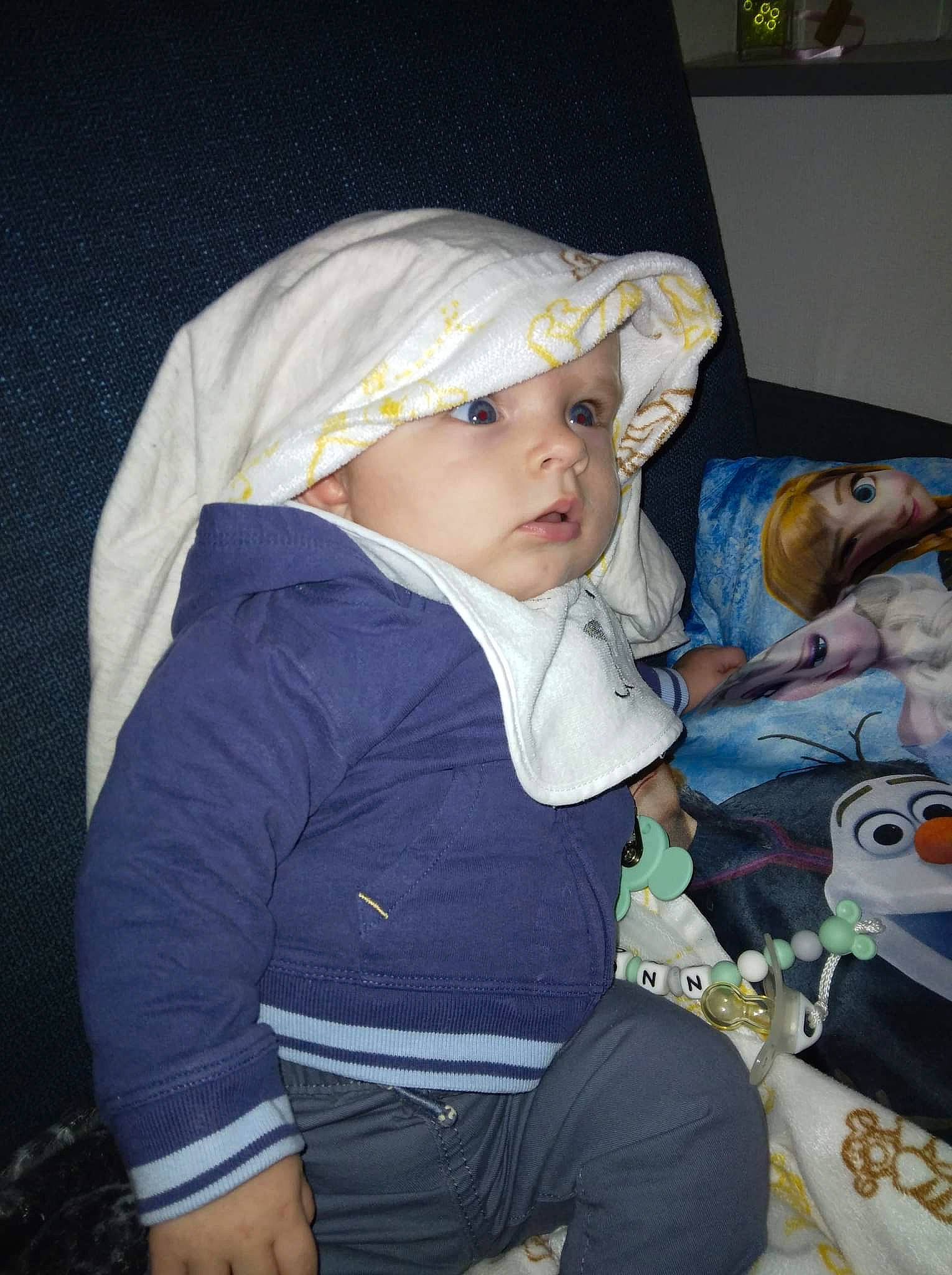 Malonn participe au concours pour gagner de l'argent avec cette photo : baby, baby_carriage, baby_products, baby_toddler_clothing, chair, cheek, child, comfort, electric_blue, eye, fun, headwear, lap, person, picture_frame, room, sitting, skin, sleeve, toddler