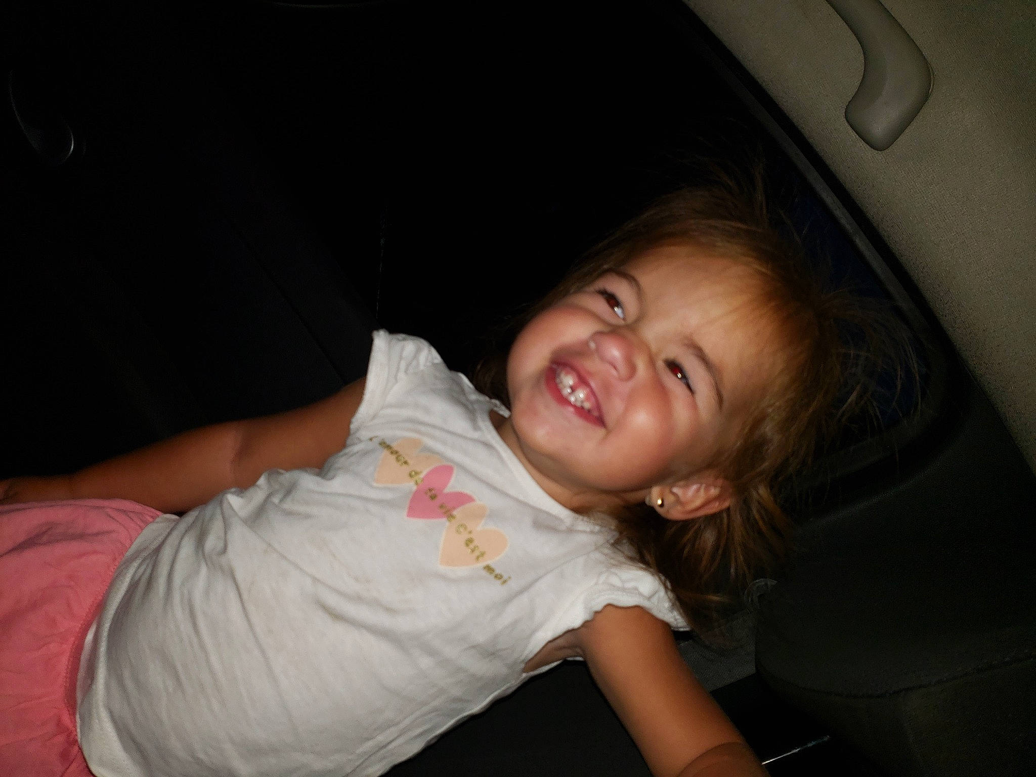 Saona participe au concours pour gagner de l'argent avec cette photo : automotive_exterior, car_seat, cheek, chin, comfort, elbow, eye, eyebrow, flash_photography, fun, happy, joy, luxury_vehicle, mouth, nose, person, skin, smile, t_shirt, toddler