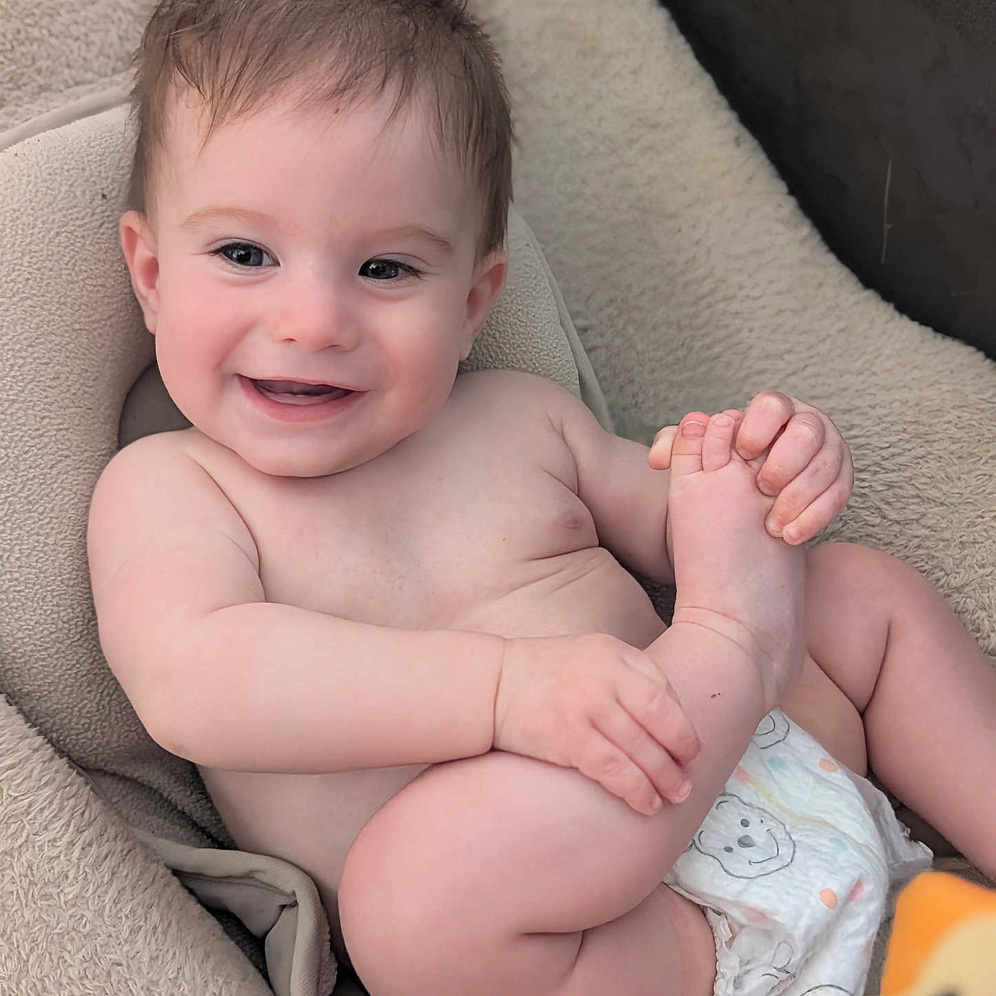 Alec a rejoint le concours — aidez-le/la à gagner de superbes lots ! baby, baby_toys, child, closeup, comfort, cuddly, cute, cute_expression, diaper, foot, hand, happy, indoors, infant, lying_down, plush_toy, portrait, skin, smiling, soft_blanket