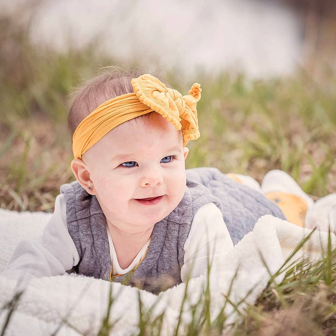 Everlli is registered to the contest to win money with this photo: baby, beauty, child, child_model, ear, eye, face, grass, hair_accessory, head, headgear, people_in_nature, person, photograph, photography, portrait, portrait_photography, skin, smile, toddler