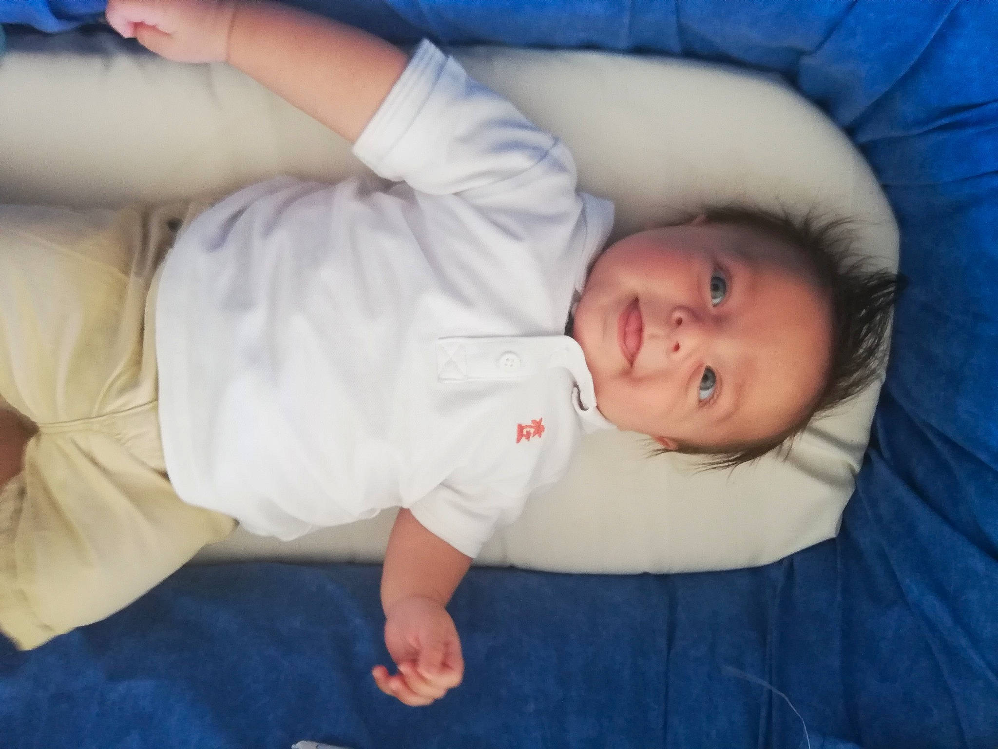 Mayron a rejoint le concours — aidez-le/la à gagner de superbes lots ! abdomen, arm, baby, baby_toddler_clothing, blue, cheek, child, comfort, elbow, eye, gesture, person, product, sitting, skin, sleeve, toddler