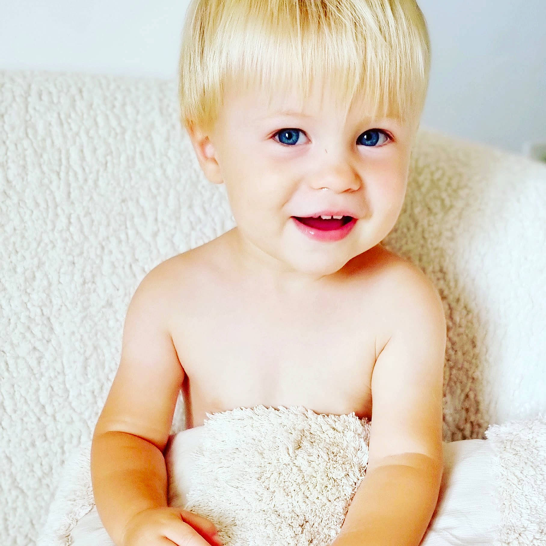 Thyam a rejoint le concours — aidez-le/la à gagner de superbes lots ! baby, baby_toddler_clothing, blond, cheek, child, eye, eyebrow, eyelash, facial_expression, happy, iris, joy, lip, neck, nose, organ, person, skin, sleeve, smile