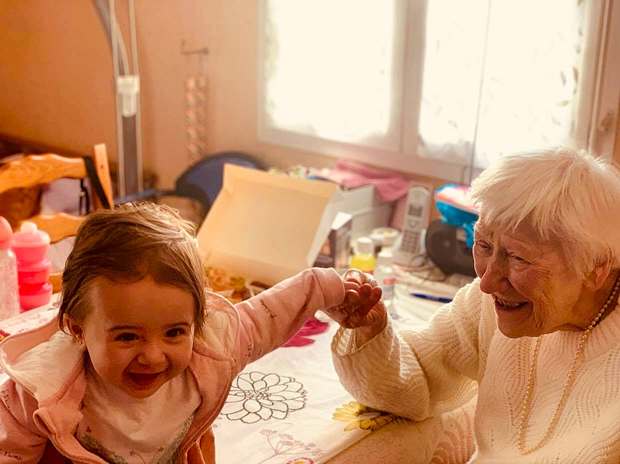 Leiya a rejoint le concours — aidez-le/la à gagner de superbes lots ! baby, birth, child, ear, family, fun, happy, joy, meal, people, person, play, sharing, toddler