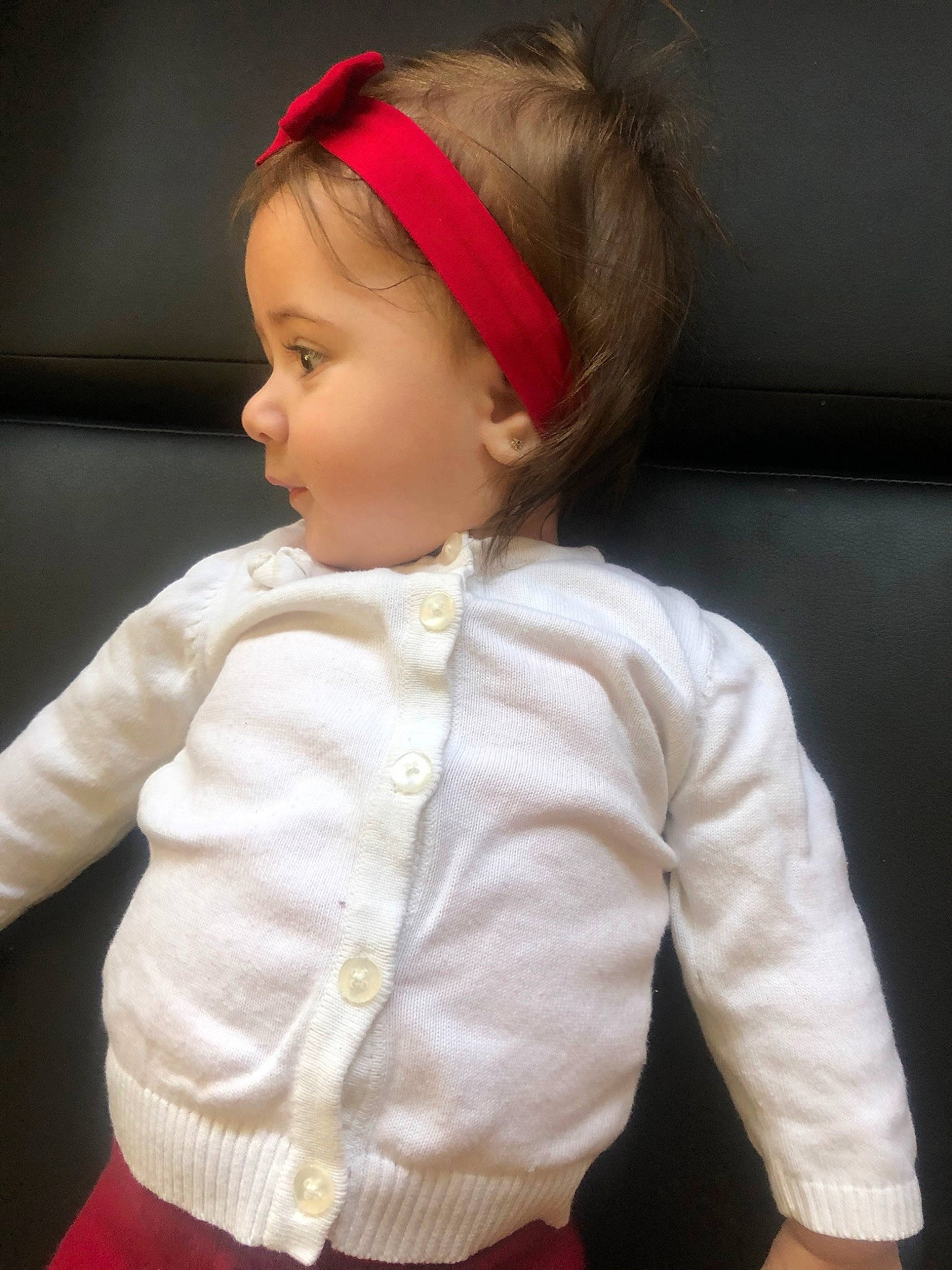 Leiya participe au concours pour gagner de l'argent avec cette photo : baby, beige, child, ear, hair_accessory, headband, headgear, outerwear, person, sleeve, toddler, toy