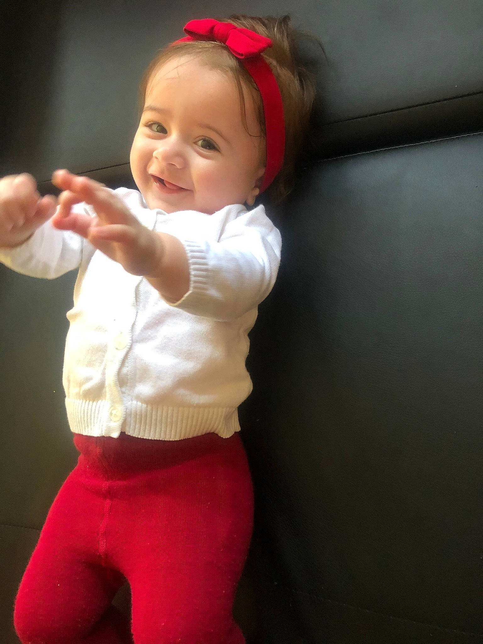 Leiya participe au concours pour gagner de l'argent avec cette photo : abdomen, arm, baby, blond, cheek, child, ear, headgear, joy, person, pink, red, skin, standing, textile, toddler, trunk