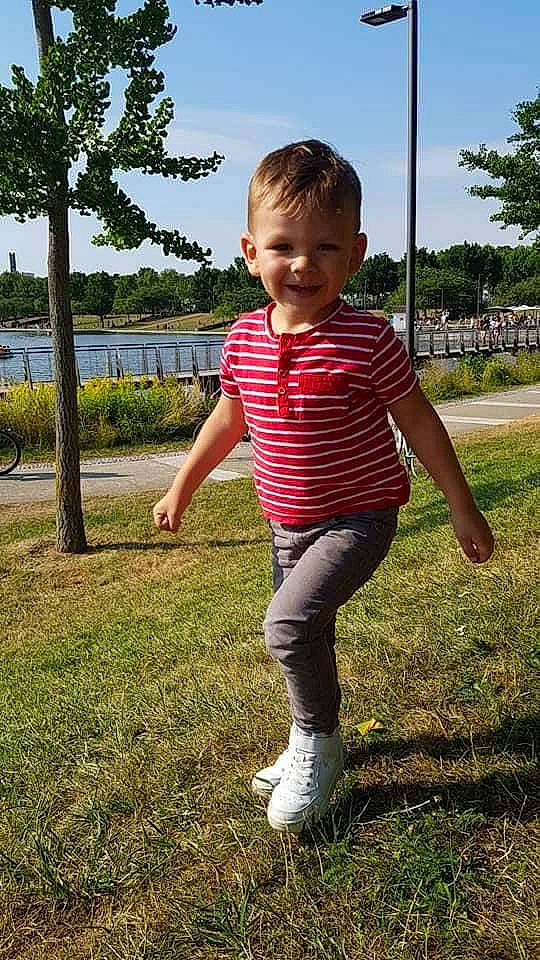 Mathis a rejoint le concours — aidez-le/la à gagner de superbes lots ! arm, child, fun, grass, jeans, joy, leg, person, plant, play, sleeve, smile, standing, t_shirt, toddler, tree, vacation