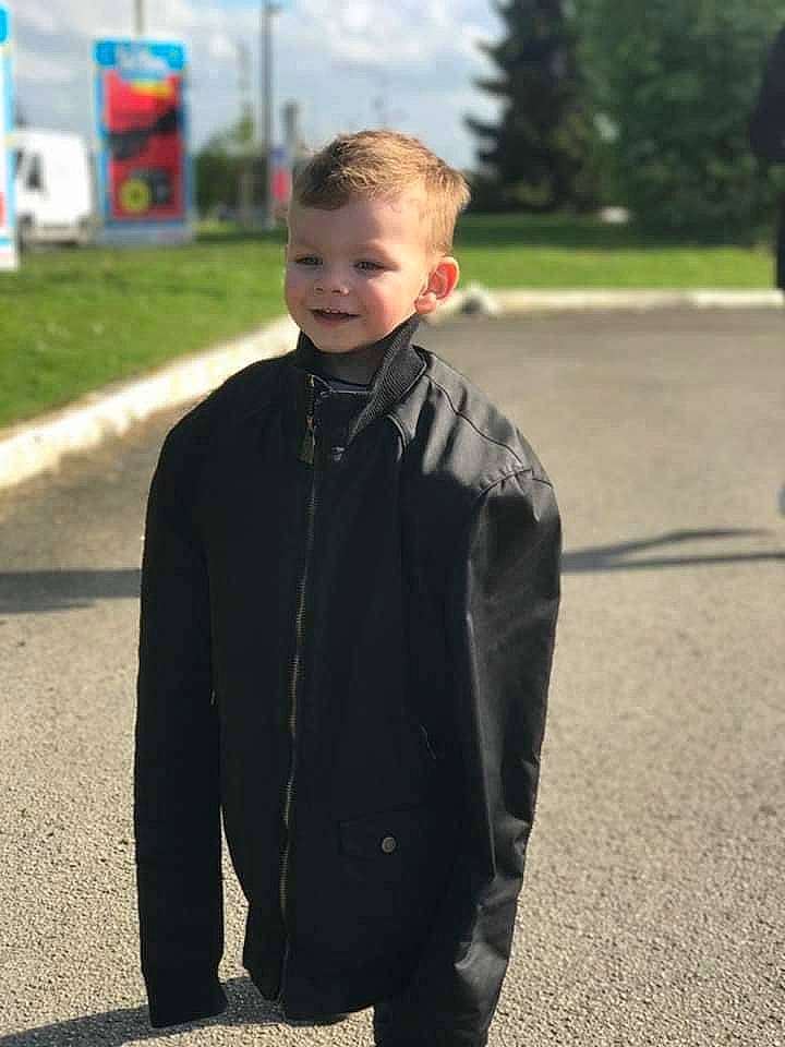Mathis a rejoint le concours — aidez-le/la à gagner de superbes lots ! child, jacket, joy, outerwear, person, photography, road, sleeve, standing, vacation