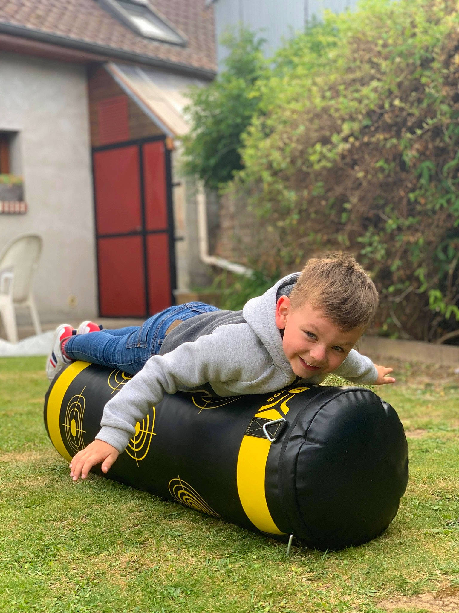 Mathis participe au concours pour gagner de l'argent avec cette photo : ball, games, grass, joy, lawn, person, play, player, rugby, sports_training