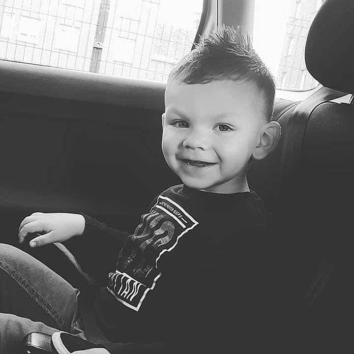 Mathis participe au concours pour gagner de l'argent avec cette photo : black, black_and_white, child, cool, ear, face, family, hairstyle, happy, head, joy, monochrome, monochrome_photography, people, person, photography, sitting, smile, snapshot, style