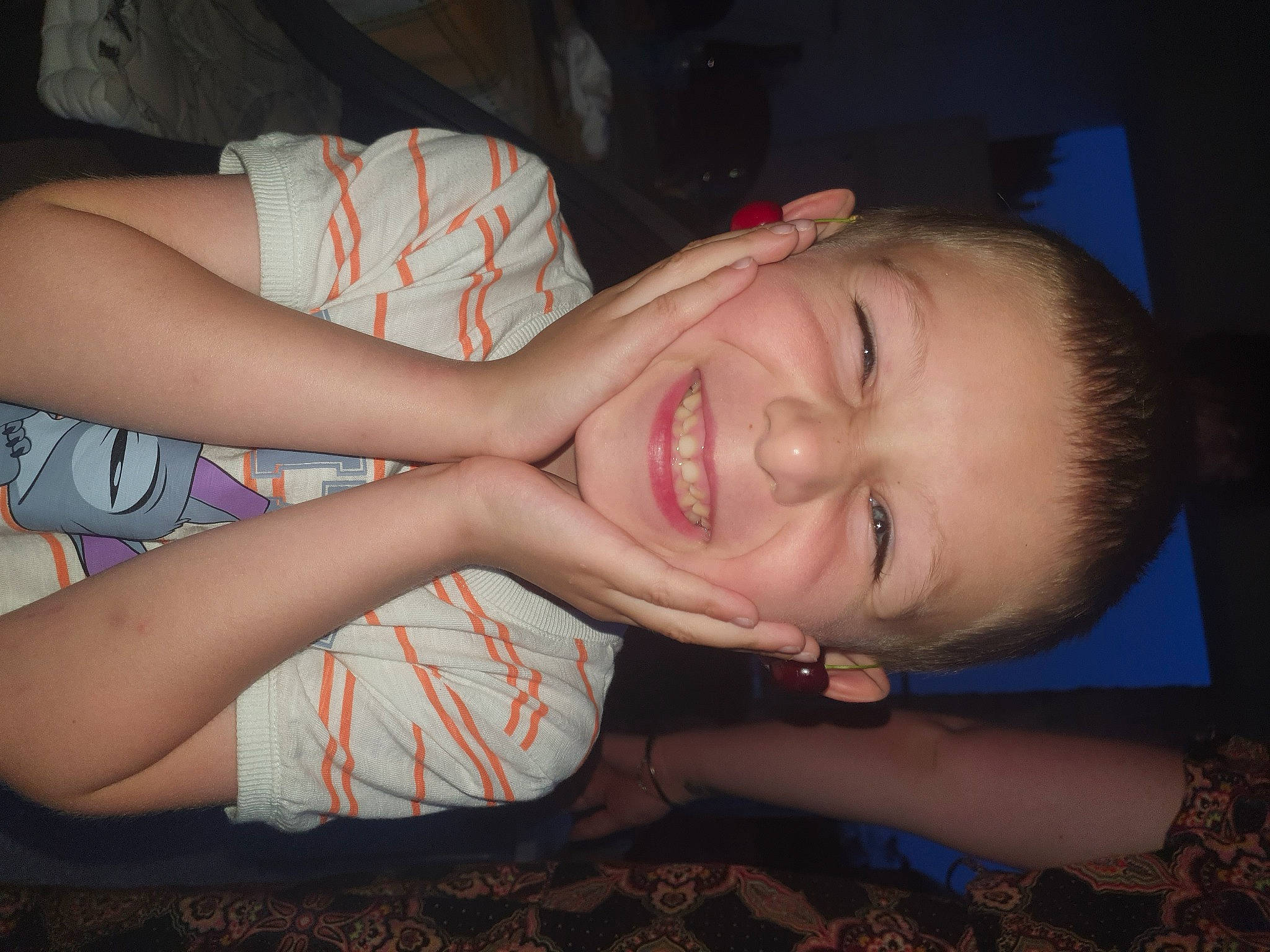 Éthan participe au concours pour gagner de l'argent avec cette photo : abdomen, black_hair, chest, elbow, eyelash, flash_photography, fun, gesture, happy, human_leg, jaw, joy, long_hair, mouth, neck, nose, person, skin, smile, thigh