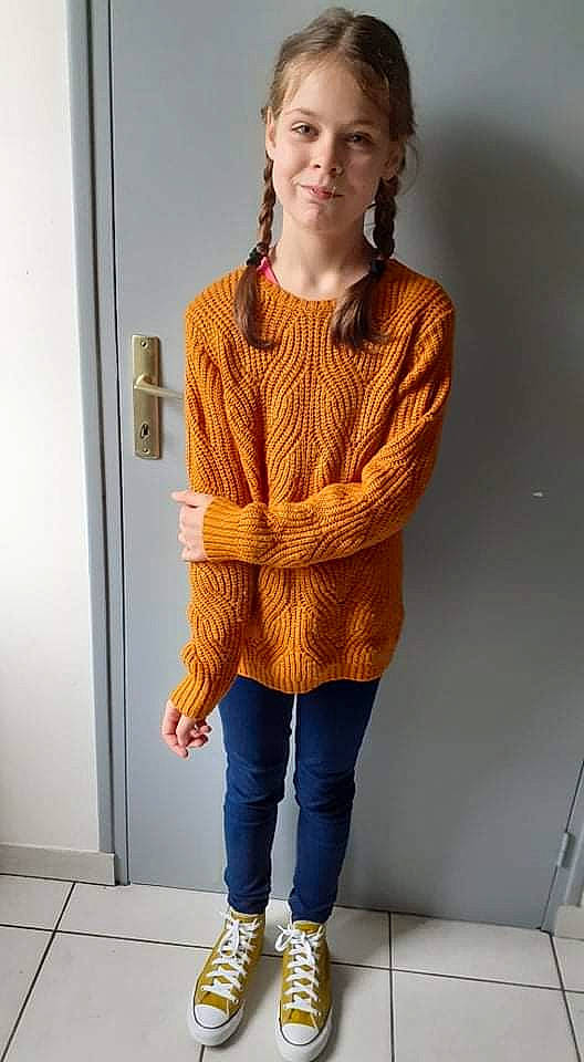 Ines a rejoint le concours — aidez-le/la à gagner de superbes lots ! art, blazer, electric_blue, fashion_design, footwear, hair, joy, knee, leg, neck, pattern, person, shoe, sleeve, smile, sportswear, standing, street_fashion, thigh, waist