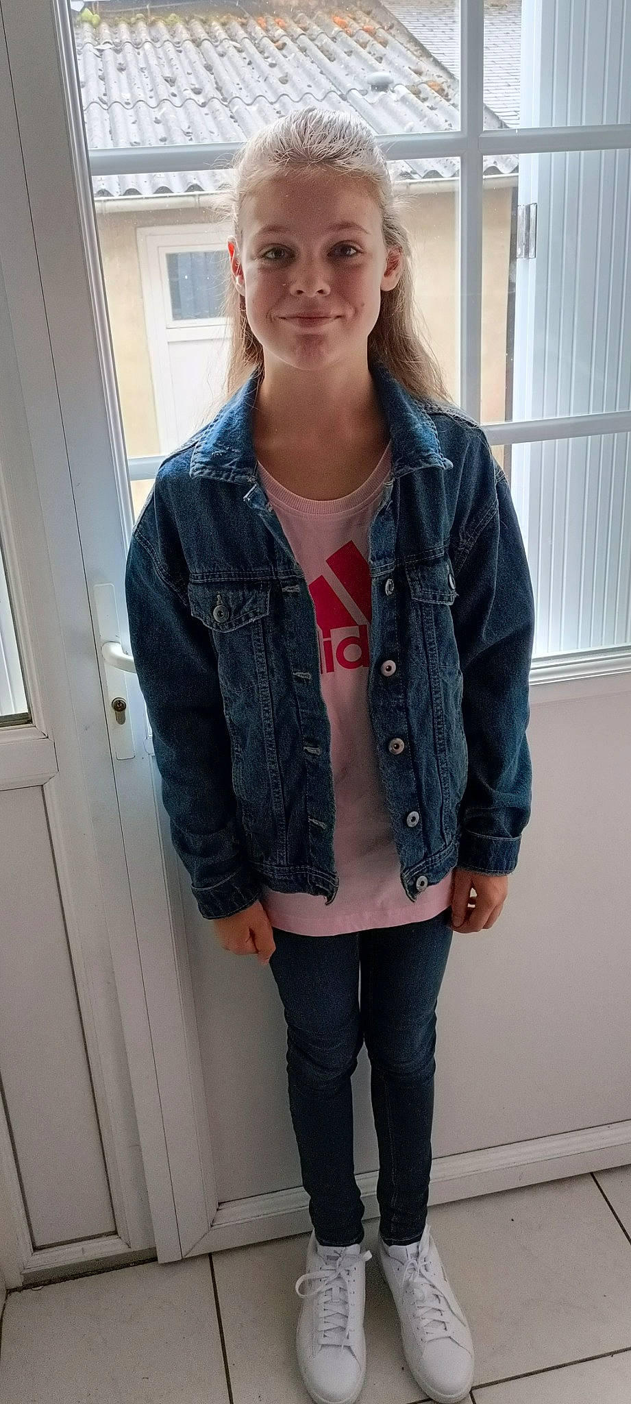 Ines participe au concours pour gagner de l'argent avec cette photo : blazer, clothing, collar, cool, denim, electric_blue, fashion, fashion_design, grey, jewellery, joint, joy, magenta, neck, outerwear, person, shoulder, sleeve, standing, t_shirt