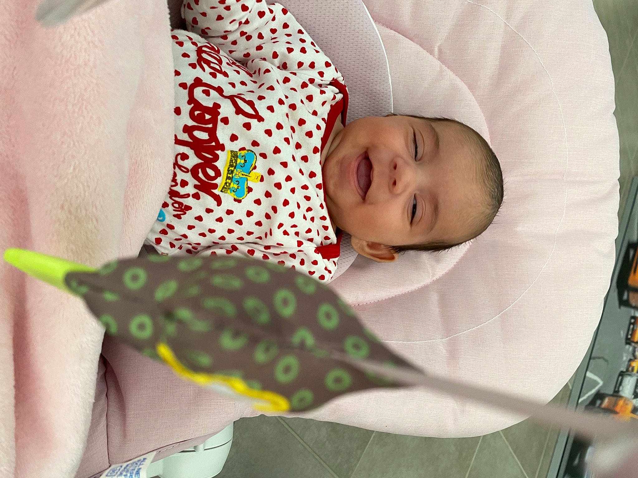 Julianna participe au concours pour gagner de l'argent avec cette photo : baby, baby_products, baby_sleeping, baby_toddler_clothing, child, comfort, elbow, facial_expression, finger, hand, human_body, leaf, linens, mouth, pattern, person, room, skin, sleeve, textile