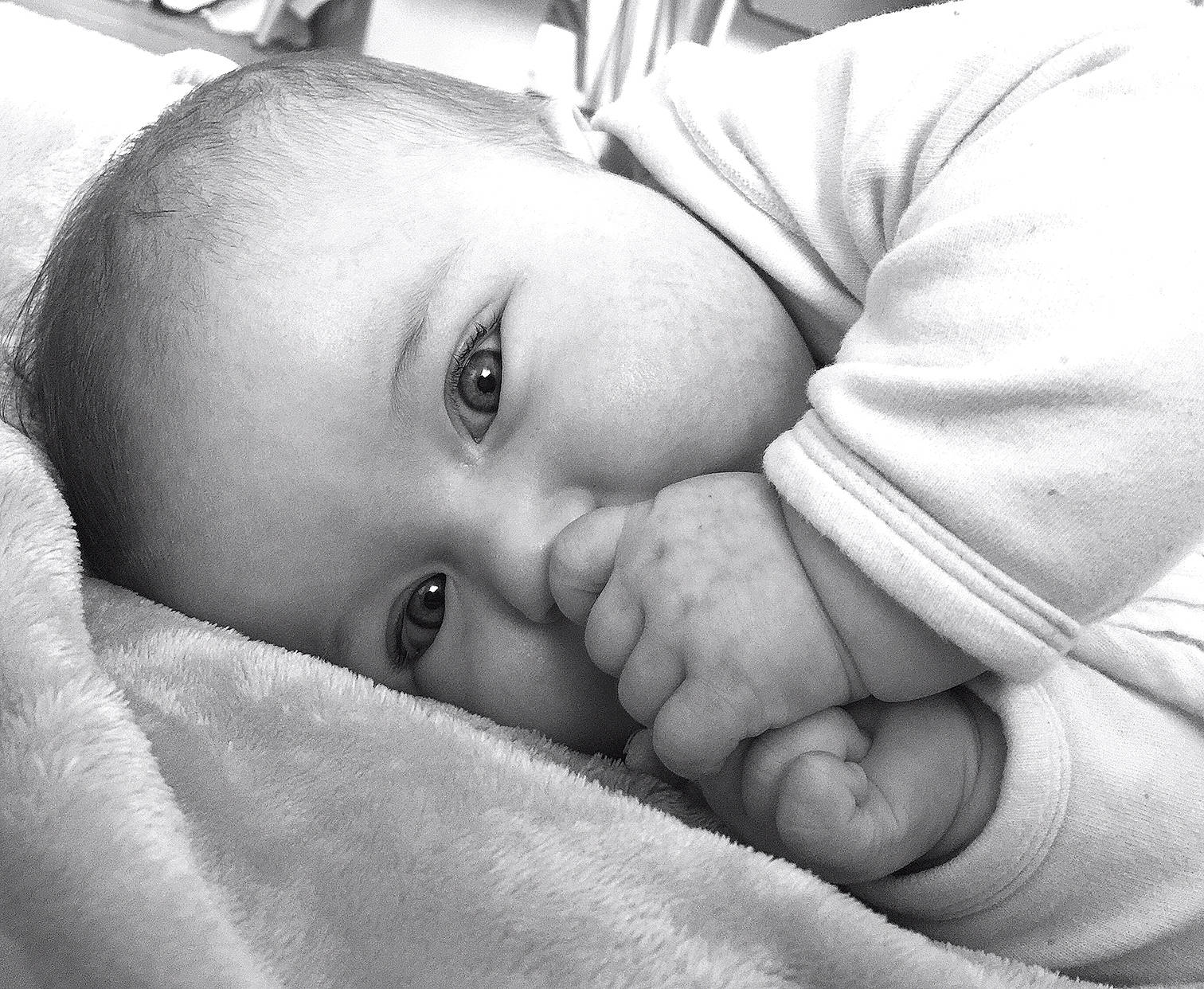 Alina participe au concours pour gagner de l'argent avec cette photo : baby, bedtime, black, black_and_white, cheek, child, eye, face, hand, head, lip, monochrome, mouth, nose, person, photography, portrait_photography, skin, toddler, white