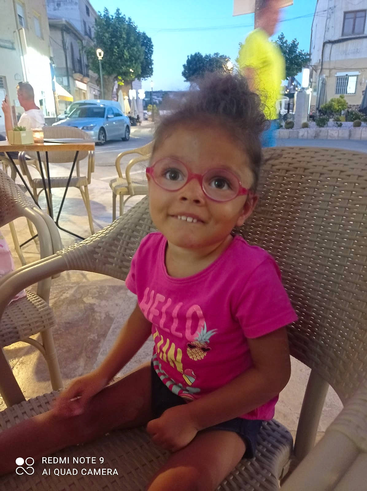 Dinah a rejoint le concours — aidez-le/la à gagner de superbes lots ! car, chair, community, eyewear, fun, happy, joy, leisure, morning, person, public_space, recreation, shorts, skin, sky, smile, summer, table, thigh, toddler