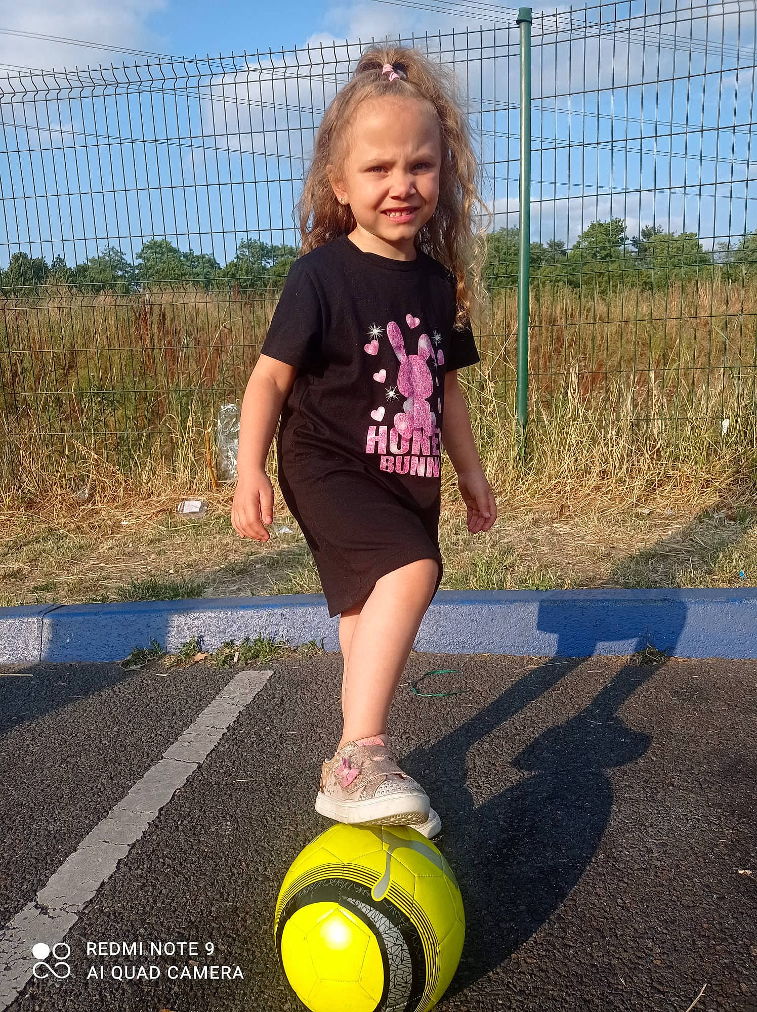 Miah a rejoint le concours — aidez-le/la à gagner de superbes lots ! ball, cloud, electric_blue, fence, football, fun, grass, joy, knee, mesh, people_in_nature, person, plant, shorts, sky, smile, soccer, sports_equipment, sports_toy, t_shirt